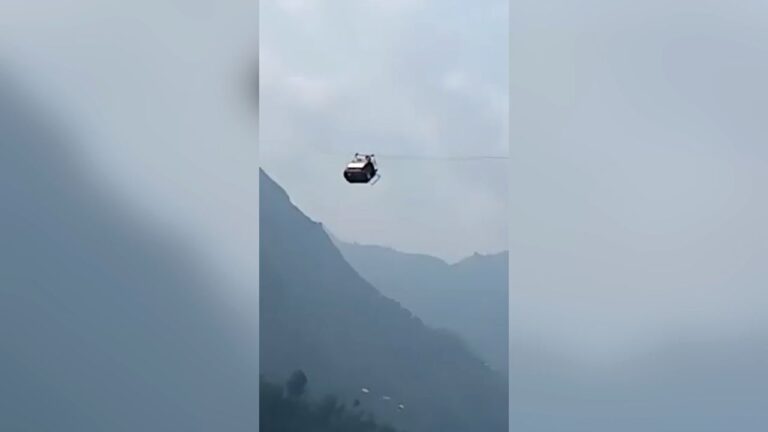 Dramatic Incident Unfolds: Pakistani Children Left Stranded 900 Feet High as Chairlift Cable Shatters in Northwest Region!