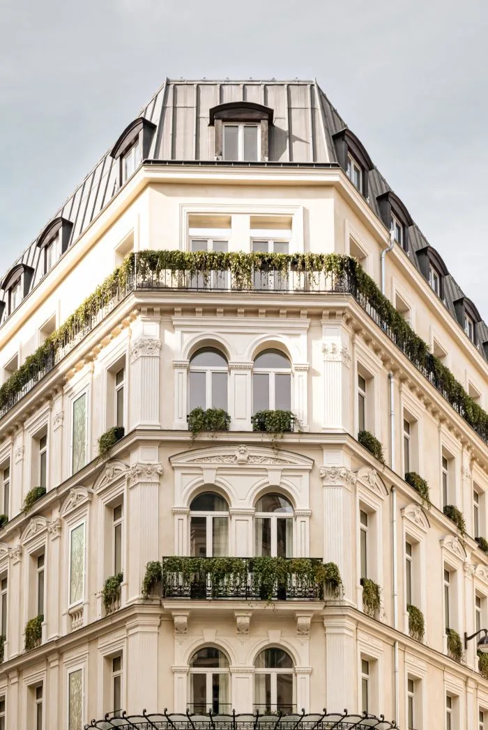 Unbelievable! Unleash Your Senses at Exquisite Château des Fleurs Right on the Doorstep of Champs Élysées – A Jaw-Dropping Oasis of Art Nouveau Opulence!