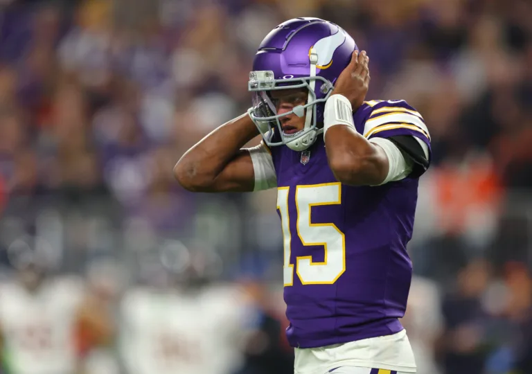 YOU WON’T BELIEVE what happened when Bears faced Vikings! Dobbs throws 4 interceptions in SHOCKING fashion!