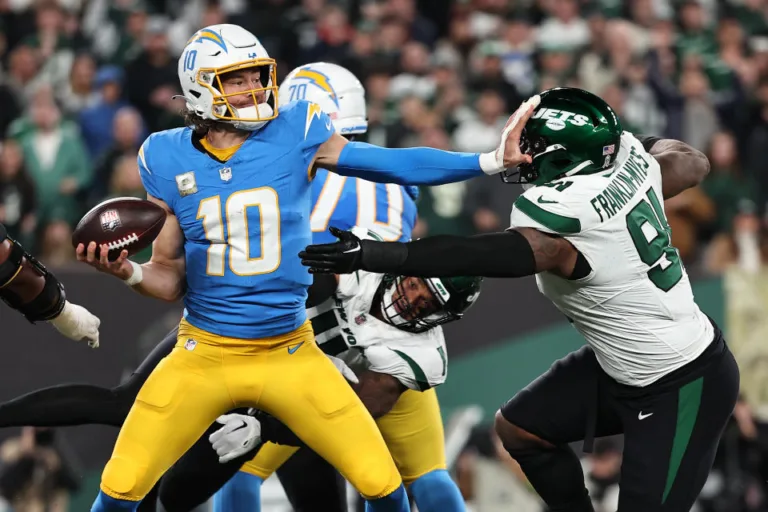 You Won’t Believe How Chargers Absolutely Destroyed Zach Wilson, Leaving Jets No Chance with Stunning 27-6 Victory on Monday Night Football!